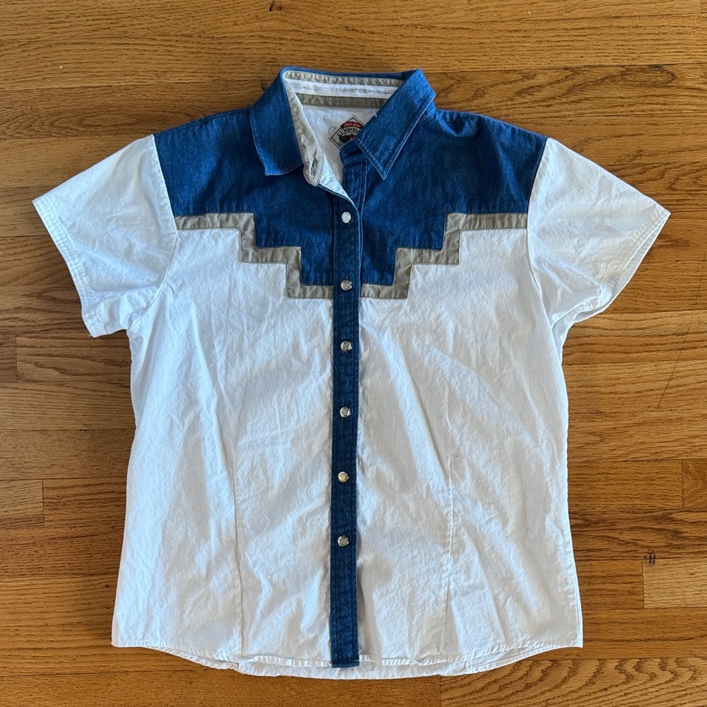 Women's Cumberland Outfitters Blue and White Button Down Short Sleeve Shirt